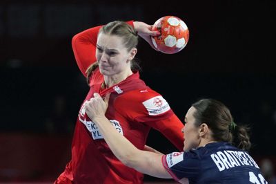 Anne Mette Hansen gjorde det forrygende som spilstyrer i første halvleg. (Arkivfoto).