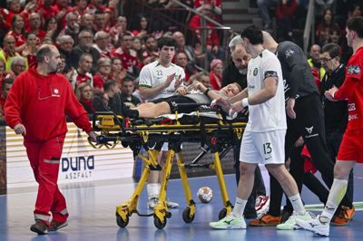 Jesper Madsen faldt om på banen, da han dømte en Champions League-kamp i Ungarn i februar. Nu har den danske håndbolddommer fundet ud af, hvorfor han blev utilpas. (Arkivfoto).
