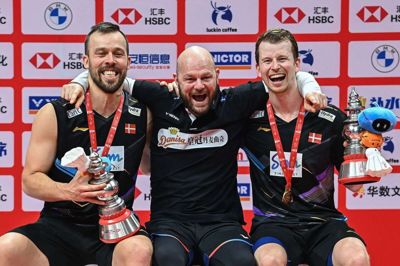 Anders Skaarup (t.v.), landstræner Thomas Stavngaard og Kim Astrup (t.h.) jublede i november over herredoublens sejr i sæsonfinalen, BWF World Tour Finals. Men det er tvivlsomt, om herredoublen opnår samme succes ved ugens All England-turnering.