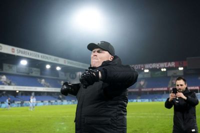 Det var en forløsning for Rasmus Bertelsen, at Randers FC mandag sikrede sig en plads i top-6, så han lod spillerne feste, mens han selv gik tidligt hjem.
