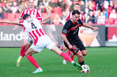 Aral Simsir (t.h.) var også mod AaB et bemærkelsesværdigt aktiv i FC Midtjyllands bevægelige offensiv.
