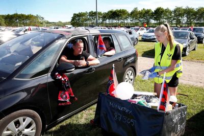 Næsten alle sad med nedrullede vinduer på den usædvanligt varme forsommer-dag. Det skabte blandt andet stor efterspørgsel på sodavand fra de service-medarbejdere, som FC Midtjylland sendte rundt mellem bilerne.