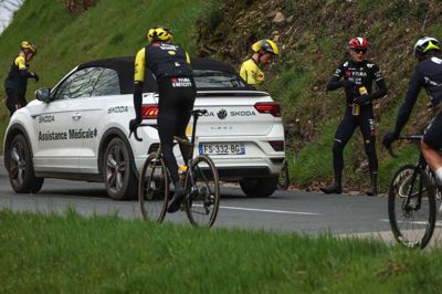 Jonas Vingegaard blev torsdag tilset af lægebilen, da han styrtede i Paris-Nice.