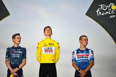Tadej Pogacar (i midten) vandt Tour de France sidste år, mens Jonas Vingegaard (til venstre) triumferede i 2022 og 2023. (Arkivfoto).
