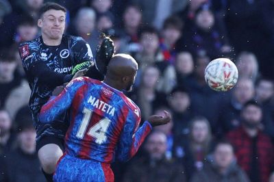 Crystal Palaces Jean-Philippe Mateta blev tacklet voldsomt i hovedet af Millwal-keeper Liam Roberts.