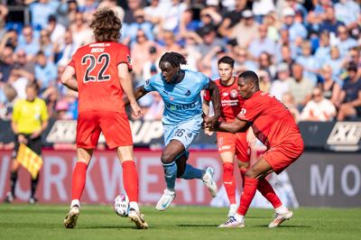 Randers' Florian Danho (i.m.) udfordrer FC Midtjyllands midtstoppere, Mads Bech Sørensen og Ousmane Diao, under klubbernes seneste duel i september 2024, da de to jyske mandskaber spillede 2-2 i Kronjylland.