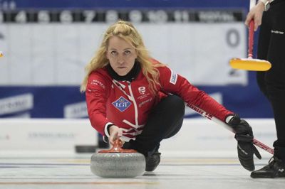 Skipper Madeleine Dupont og det danske hold tabte fredagens første opgør ved VM til Skotland. Senere fredag venter Schweiz.