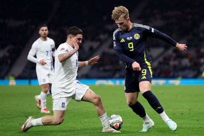 To af Danmarks kommende modstandere mødtes søndag i en playoffkamp i Nations League. Her vandt Grækenland 3-0 på udebane over Skotland og sikrede sig oprykning til turneringens øverste lag.