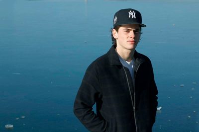 Hjalte Kruse Thomsen var kun 16 år, da han fik debut for Herning Blue Fox - og det blev en debut over alle forventninger, da han stod bag en af scoringerne i sejren over Esbjerg. I denne tid kæmper han og holdkammeraterne for at vinde guldet tilbage til Herning.