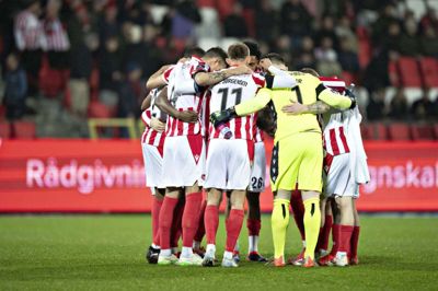 AaB blev fredag aften rundbarberet 4-0 af Viborg. Dagen efter tog tre af spillerne i byen.