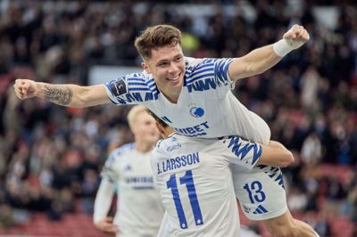 Rodrigo Huescas løftes af Jordan Larsson, efter at mexicaneren mandag aften lagde op til FCK's sejrsmål mod Randers FC.