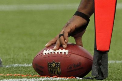 Det er slut med at lade de orange stænger afgøre, om et hold har nået en ny first down i NFL. (Arkivfoto).