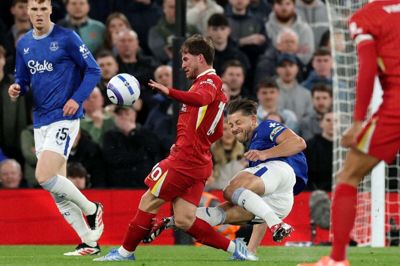 Evertons James Tarkowski leverede en hård tackling mod Alexis Mac Allister i onsdagens Premier League-kamp.