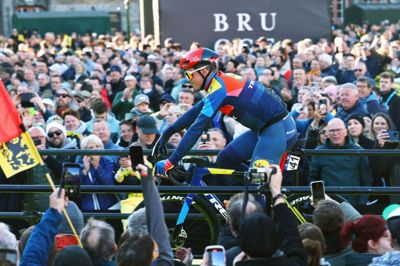 Lidl-Treks Mads Pedersen siger, at han må gribe søndagens Flandern Rundt lidt anderledes an, end han normalt ville gøre, for at hamle op med Tadej Pogacar og Mathieu van der Poel.