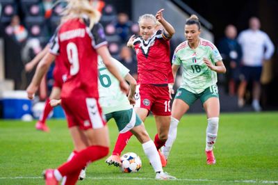 Pernille Harder viser lækker teknik mellem flere italienske spillere. Desværre lykkedes det lidt for sjældent for det danske landshold at få sat stjernespilleren i scene på den sidste tredjedel af banen. Hun var dog involveret i to danske chancer.