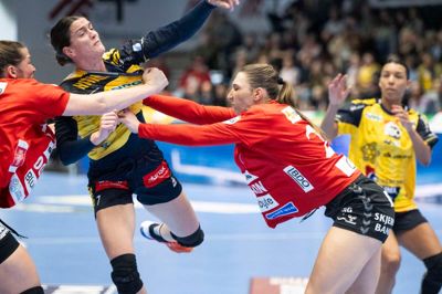 Stine Skogrand og Ikast Håndbold åbner slutspillet om halvanden uge på udebane mod Viborg. Ugen efter venter første hjemmekamp mod Sønderjyske.