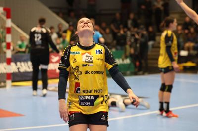 Ærgrelsen lyser ud af Line Mai Hougaard og de øvrige Ikast-spillere. De var så tæt på endelig at få skovlen under Team Esbjerg. Men mestrene udlignede i sidste sekund.