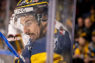 Derian Plouffe var både helt og skurk i nederlaget mod Aalborg. Der var to scoringer, men også en dum udvisning, som Piraterne straffede med en scoring.