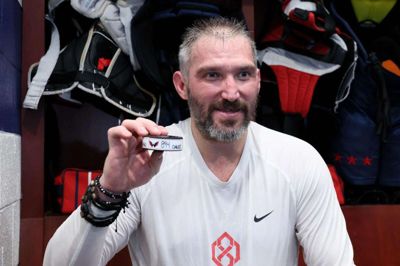Alexander Ovechkin lavede senest to mål mod Chicago Blackhawks og tangerede dermed Wayne Gretzkys rekord.