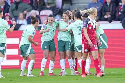 Pernille Harder kaster et irriteret blik bagud, mens de italienske spillere jubler over en af deres tre flotte scoringer.
