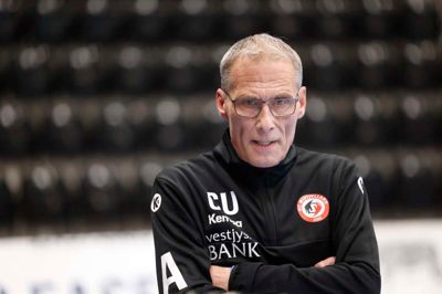Claus Uhrenholt afslutter i eftermiddag sin anden sæson som cheftræner for HC Midtjylland. Den erfarne træner står på sidelinjen igen næste sæson.