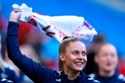 Olivia Møller Holdt svinger med landsholdstrøjen efter udesejren mod Wales i fredags. Ikastboen fik dog hverken spilletid i opgøret mod Wales eller i tirsdagens hjemmekamp mod Italien på MCH Arena.
