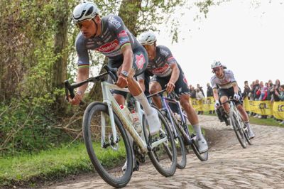 Mathieu van der Poel (forrest) kørte et fejlfrit Paris-Roubaix og sejrede for tredje gang i træk.
