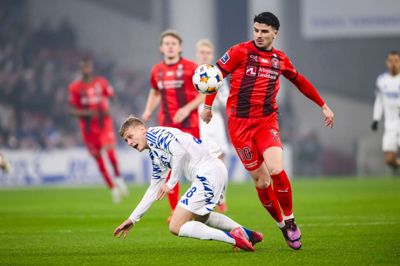 FC Midtjyllands Dani Silva (t.h.) snupper bolden foran FC Københavns Magnus Mattsson. Torsdag duellerer guldrivalerne om førstepladsen i Superligaen.
