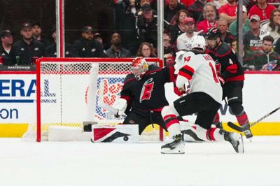 Carolina Hurricanes' danske målmand, Frederik Andersen, havde 25 redninger mod New Jersey Devils. Her blokerer han et forsøg fra Nathan Bastian.