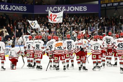 Odense-spillerne takker de medrejsende fans efter 6-5-sejren i Herning.
