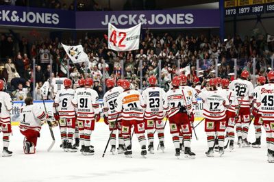 Odense-spillerne takker de medrejsende fans efter 6-5-sejren i Herning.
