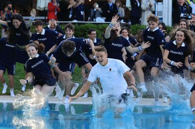 Holger Rune sprang i poolen og fik selskab af en masse bolddrenge og boldpiger, da den danske tennisstjerne havde vundet finalen i Barcelona.