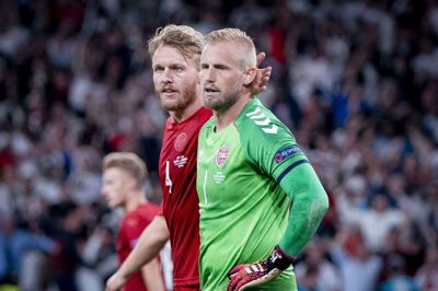 Opmuntring fra en nøglespiller til en anden. Anfører Simon Kjær klapper Kasper Schmeichel på hovedet efter den engelske straffesparksscoring til 2-1. Foto: Liselotte Sabroe/Ritzau Scanpix