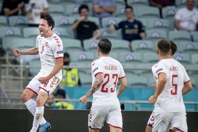 Thomas Delaney (t.v.) jubler efter sin hovedstødsscoring til 1-0. Det var et mål, der vækkede minder for fans af FC Midtjylland. Hjørnesparkskombinationen var nemlig sat op af den tidligere FCM-specialist Mads Buttgereit. Foto: Liselotte Sabroe/Ritzau Scanpix