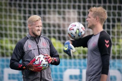 Jonas Lössl (t.h.) sammen med Kasper Schmeichel under EM-landsholdets træning i London tirsdag aften på Tottenhams anlæg. Foto: Liselotte Sabroe/Ritzau Scanpix