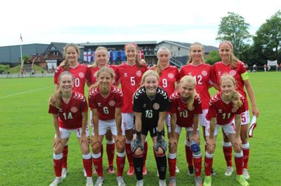 Fem midt- og vestjyske fodboldspillere fik i går landsholdsdebut, og alle fem var i startopstillingen: Anne Hougaard (nummer 14), Ida Holm (nr. 20), Frida Nautrup (nr. 5), Sofia Noesgaard (nr. 9) og Emma Nielsen (nr. 15). Foto: Ungdomslandsholdene på Facebook