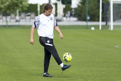 Cheftræner Bo Henriksen viser, at han stadig selv kan styre bolden før træningskampen mod Sigma Olomouc. Foto: FC Midtjylland