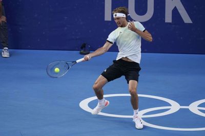 Alexander Zverev slog Novak Djokovic i semifinalerne og fortsatte storspillet i finalesejren over Karen Khachanov.
