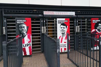 Om eftermiddagen på kampdagen var der stilhed før stormen ved Philips Stadion i Eindhoven. Fra en time før kampstart til en time efter var der til gengæld fuld gang i fodboldfesten. Foto: Thomas Damm