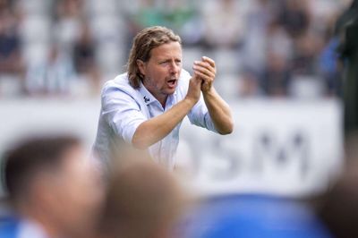 Bo Henriksen krydser fingre for, at han ikke får besked om flere coronasmittede i truppen. Foto: Bo Amstrup/Ritzau Scanpix