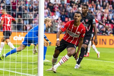 Jonas Lössl (i blåt) ærgrer sig efter 3-0-målet, der blev sat ind af PSV’s Cody Gakpo (t.h.). Foto: Ritzau Scanpix