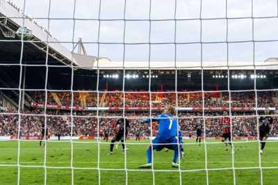 Træner Bo Henriksen må konstatere, at PSV-spillerne fik gardinet bag Jonas Lössl til at blafre hele tre gange på 13 minutter. Foto: Ritzau Scanpix