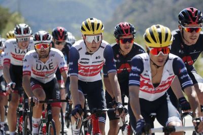 Niklas Eg (i midten med gul hjelm) kørte i 2020 Tour de France for første gang, så man må sige, at han har en vis erfaring med de franske alpestigninger. Han tror, de 250 ryttere fra Cykelnerven vil tænke på deres tur, hver gang de fremover ser de forskellige stigninger på tv. Foto: Ritzau Scanpix