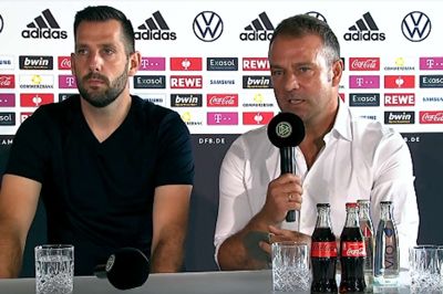 Den nye tyske landstræner, Hansi Flick (t.h.), holdt i går pressemøde på DFB-Campus i Frankfurt, hvor han fortalte om sine visioner for det tyske landshold og præsenterede sit nye trænerteam. Lige ved siden af landstræneren sad Mads Buttgereit (t.h.) fra Herning. Foto: Screenshot fra pressemødet