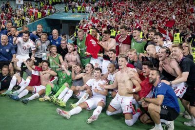 Mads Buttgereit (yderst til højre) jubler sammen med resten af det danske landshold efter 2-1-sejren over Tjekkiet i kvartfinalen ved EM tidligere på sommeren. Foto: Liselotte Sabroe/Ritzau Scanpix
