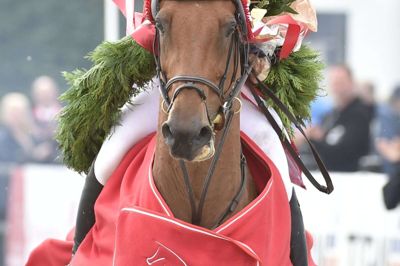 17-årige Josefine Sandgaard Mørup ridder en æresrunde på De Semilly Edition efter at de to i weekenden sikrede sig det danske mesterskab. Foto: Ridehesten.com