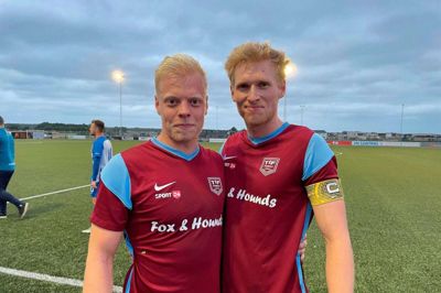 Tjørrings to målscorere, Kenneth Lund (t.v.) og Tobias Molbo, poserer efter sejren over Herning Fremad. Foto: Kenneth Kristiansen