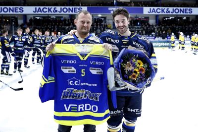 Kim Torp Jensen (t.v.), der siden 2007 har været formand for fanklubben Blue Fox Support, glæder sig over, at Blårævenes seneste mesterskab er en kærkommen belønning til alle i og omkring klubben. Her er han på isen i 2021 med Jakob Jessen.