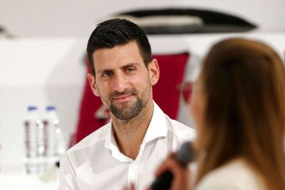 Novak Djokovic befinder sig i øjeblikket i Dubai, hvor han i næste uge deltager i en turnering. Her besøger han torsdag den serbiske udstilling ved Dubai Expo 2020.
