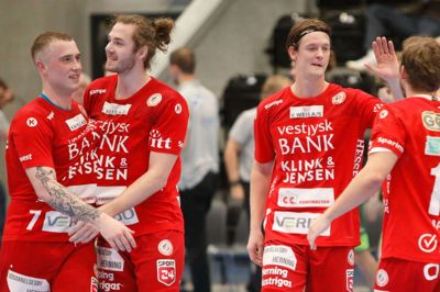 I mandags kunne HCM-spillerne juble efter storsejren og topopgøret mod HØJ Elite. Siden har coronaen fået fat i førerholdet. Aftenens udekamp i Odder er blevet aflyst. Foto: Henrik Ole Jensen